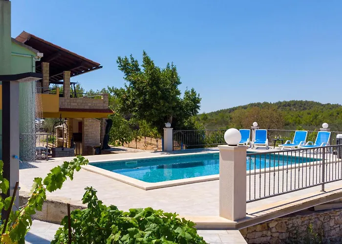 Pet Friendly In Čara